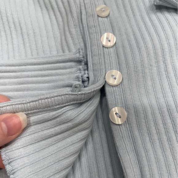 Carly Jean Los Angeles Light Blue Ribbed Button-Up Top Size Large - Picture 10 of 12
